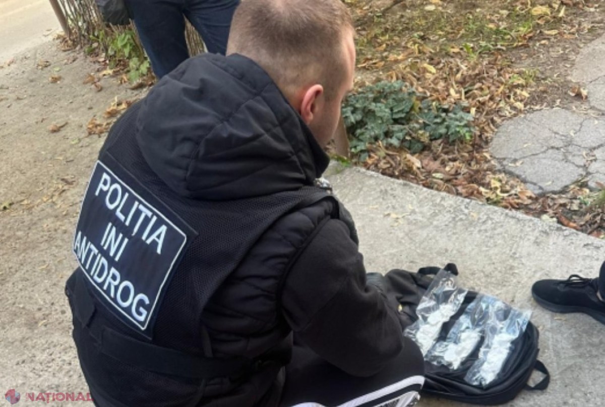 VIDEO // Droguri de peste 15 MILIOANE de lei, depistate în apartamentele a doi bărbați din Chișinău. Aceștia au fost încătușați în stradă și plasați în arest pentru 30 de zile