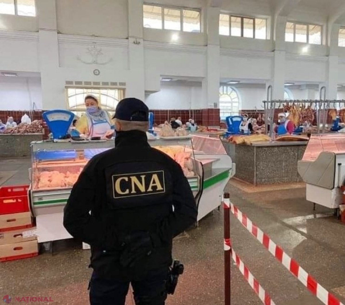 VIDEO // DESCINDERI la Piața Centrală: Certificate sanitar-veterinare, eliberate cu MITĂ pentru comercianții de CARNE, permițând vânzarea de produse periculoase pentru sănătate. Cinci funcționari și vânzători, REȚINUȚI