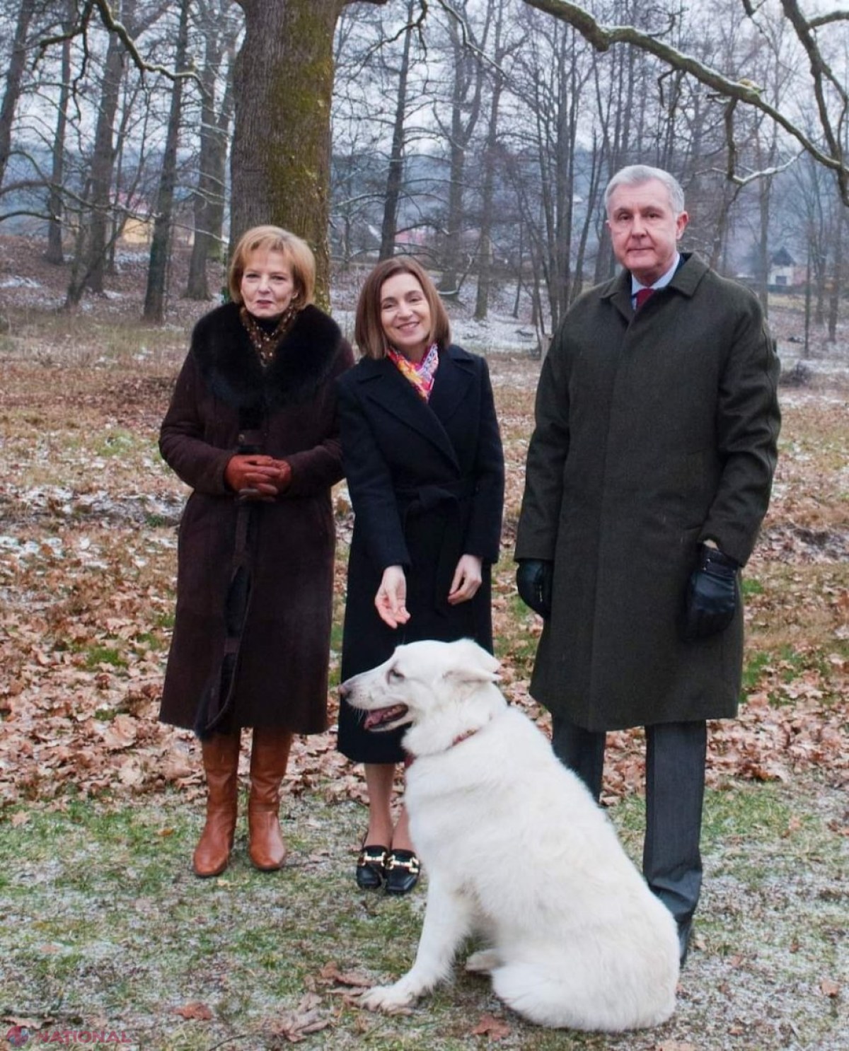 GALERIE FOTO // Preşedinta Maia Sandu, oaspetele Casei Regale din România: A plantat un stejar şi a semnat în Cartea de Aur
