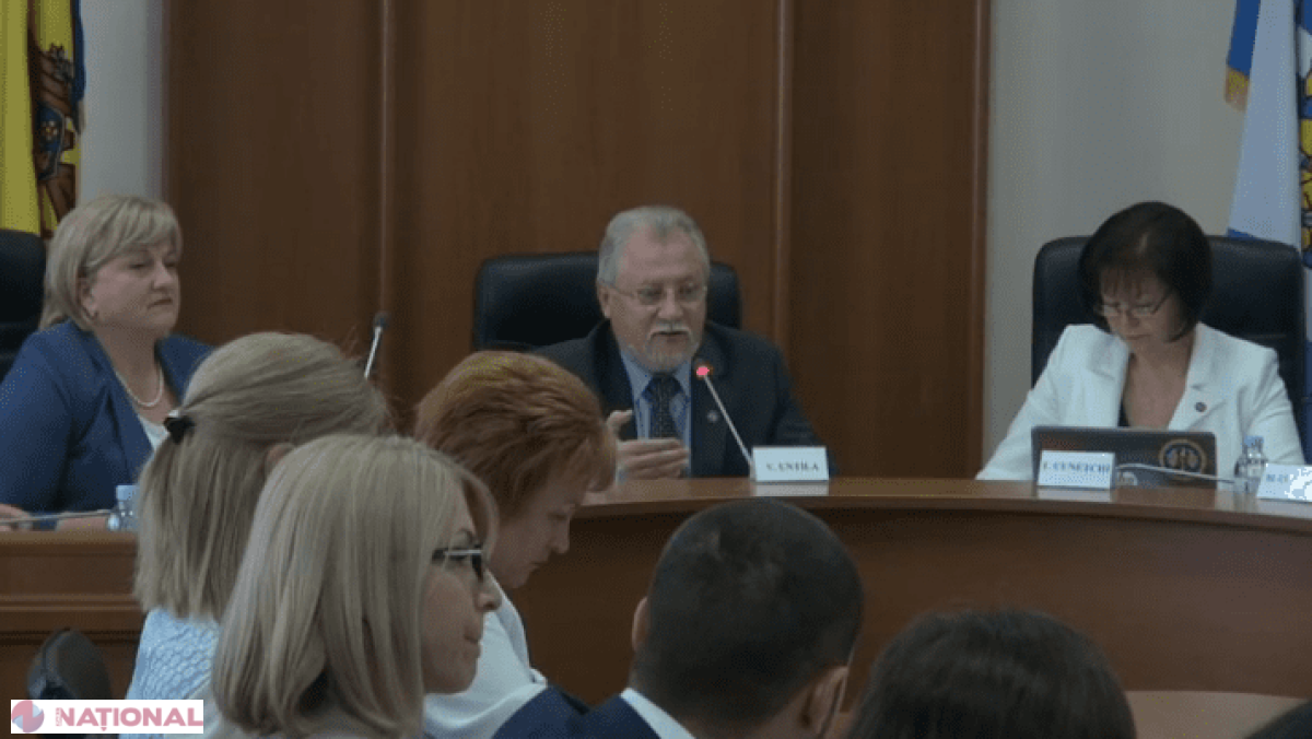 DEJA-VU // Scindare în PL? Funcționarul care s-a prezentat astăzi la serviciu, deși ar fi trebuit să-și dea ieri demisia