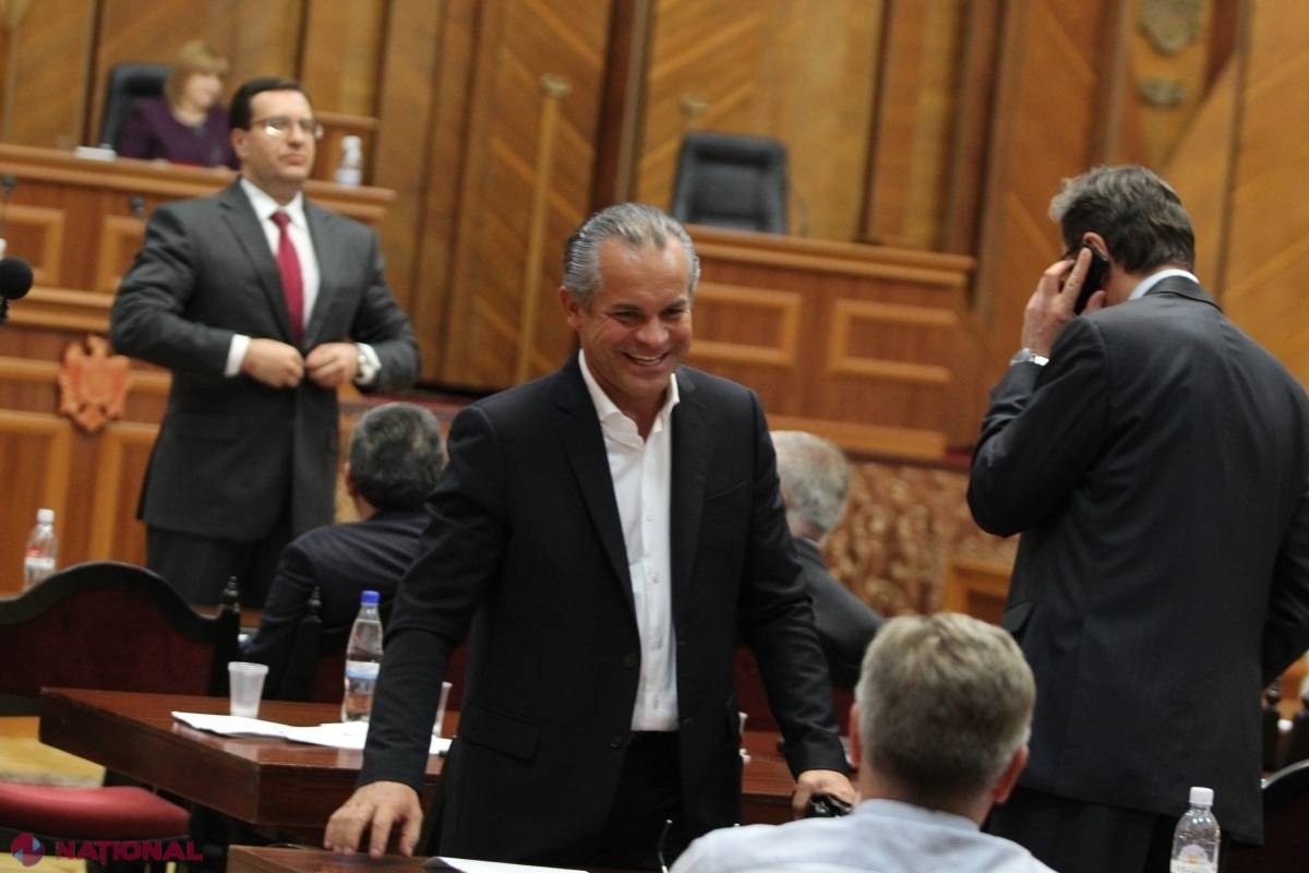 Presa din România: „Ziua în care Plahotniuc a arătat ca este noul șerif în Moldova”