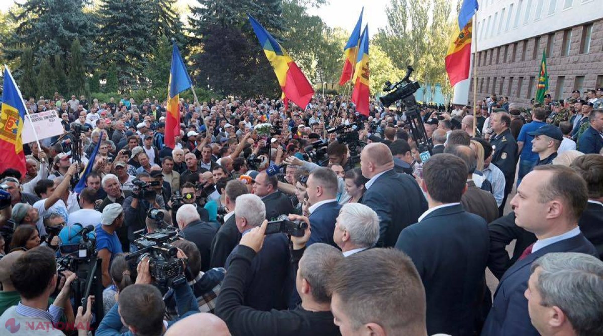VIDEO // PROTESTELE din centrul capitalei: O primă tentativă de a intra cu FORȚA în Parlament a eșuat