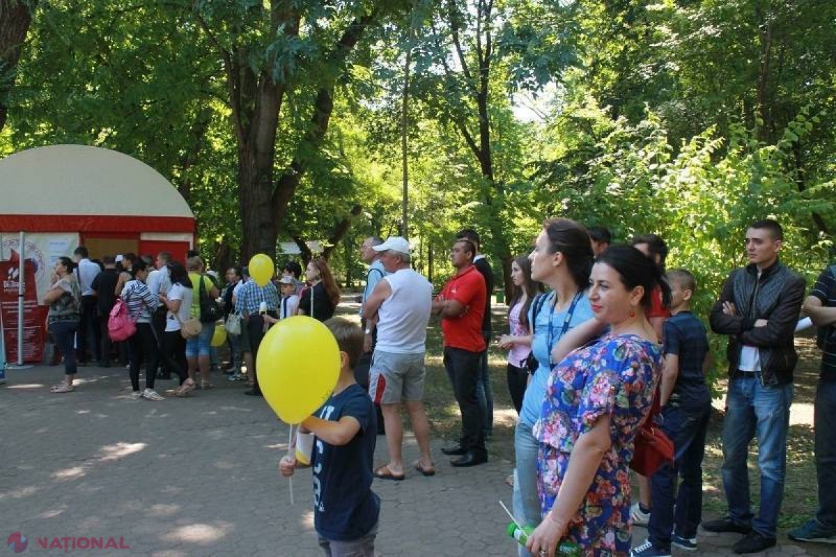 FOTO // Au stat la coadă pentru a face acest gest de LĂUDAT. Au fost răsplătiți cu cireșe
