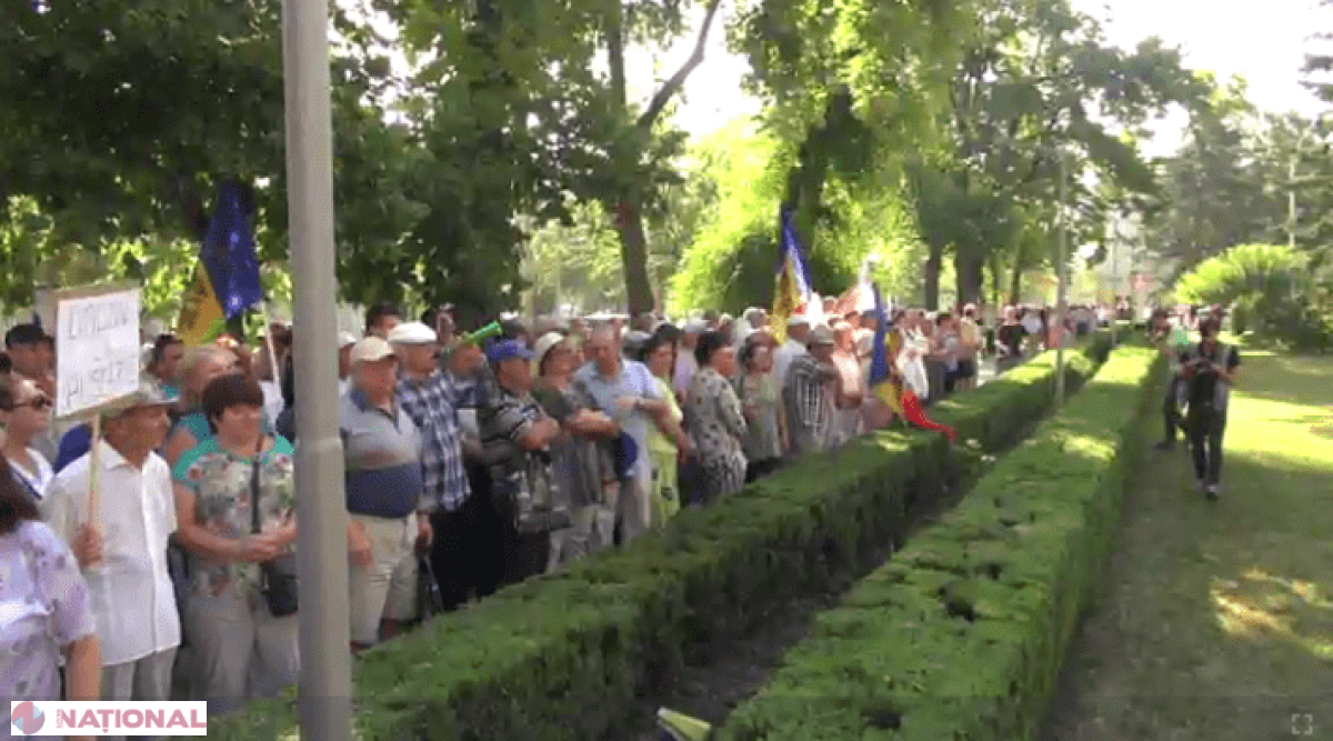 VIDEO // Zi FIERBINTE la Chișinău. Protestatarii au ajuns la Președinție și anunță o manifestație și mâine