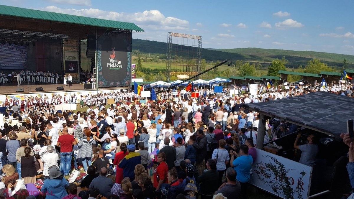 „Noi suntem români” și „Unire”: Zeci de ansambluri folclorice și primari de pe ambele maluri ale Prutului s-au reunit la „Vatra” la „Centenar Fest”