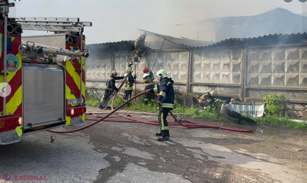 VIDEO, FOTO // Incendiu de proporții la un DEPOZIT din capitală. Patru autospeciale au intervenit pentru a nu admite răspândirea flăcărilor spre un transformator electric
