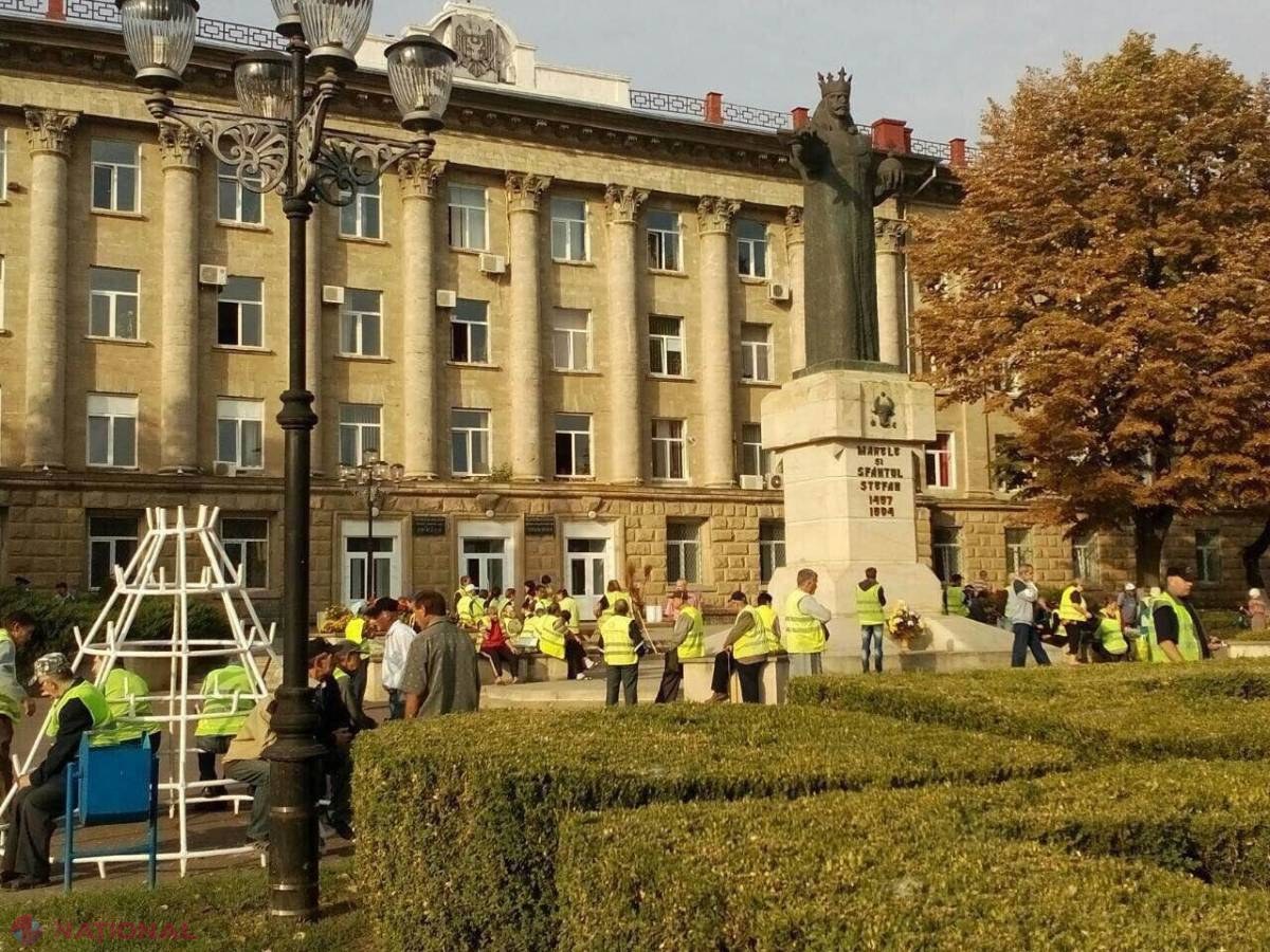 FOTO // Acțiune de PROTEST cu MĂTURA în fața Primăriei Bălți