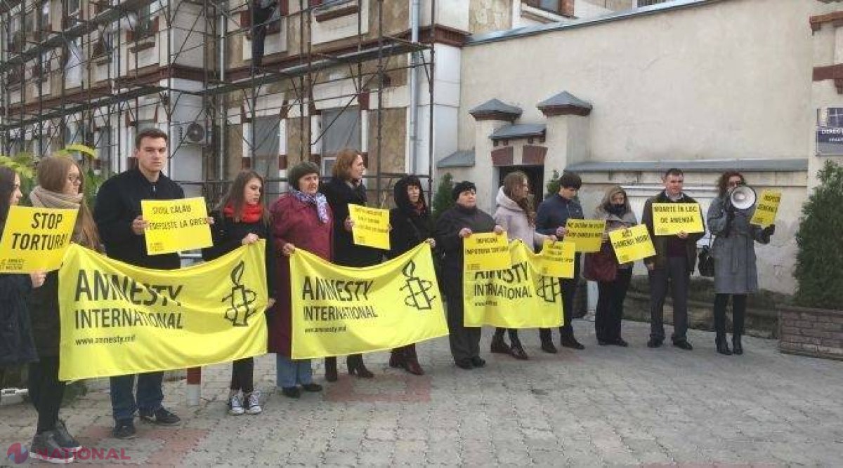 Protest în fața Poliției Chișinău împotriva TORTURII din izolatoarele de detenție: „Cerem autorităților statului să investigheze eficient decesul lui Andrei Brăguță”