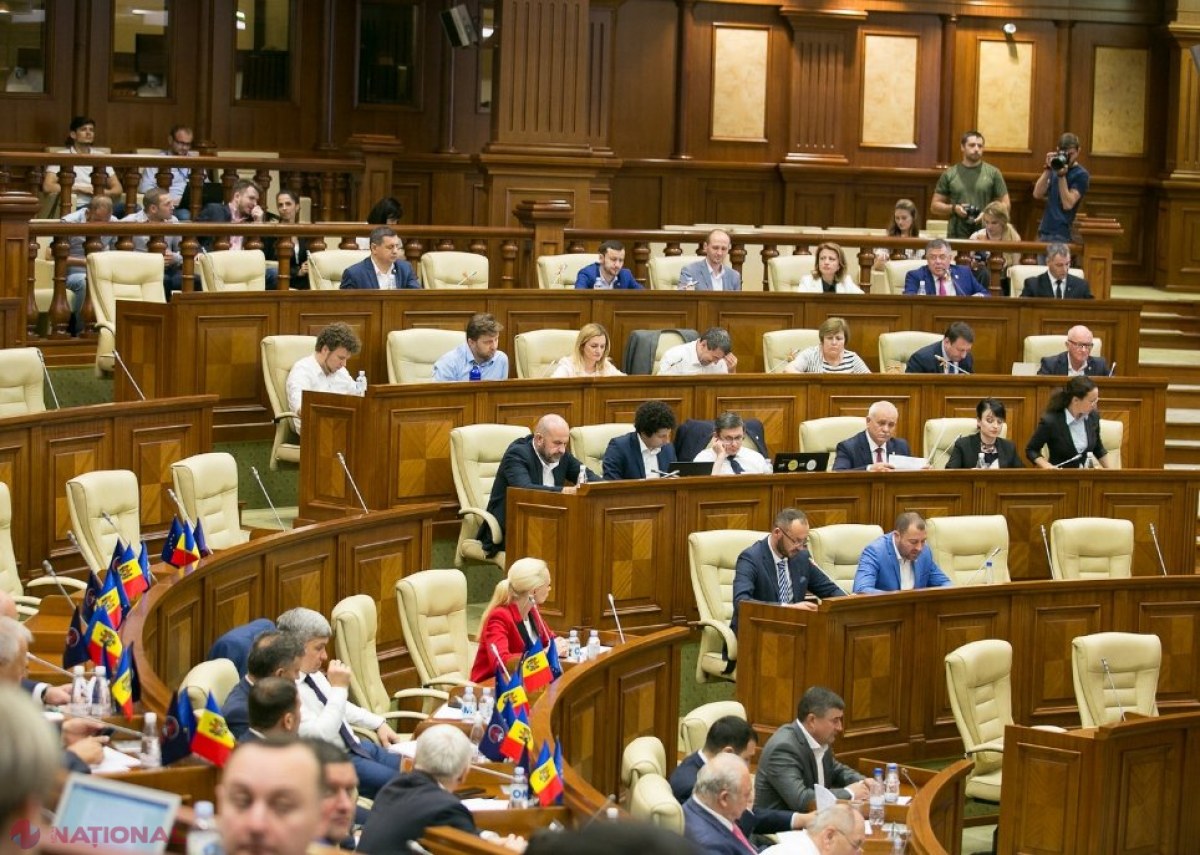 Parlamentul a aprobat rectificările la bugetul de stat: Democrații acuză guvernarea că a tăiat bani de la sănătate, dar a majorat sumele alocate pentru Președinție, deputați și structurile de forță