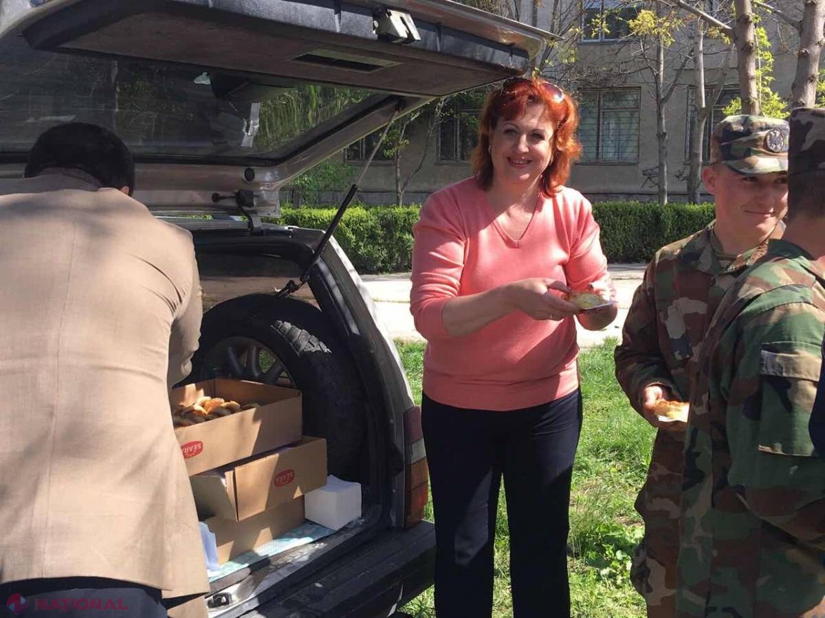 VIDEO // GEST: O femeie din Chișinău a ieșit cu plăcinte și ceai în stradă pentru a le mulțumi, astfel, celor care curăță capitala de crengile rupte și copacii doborâți