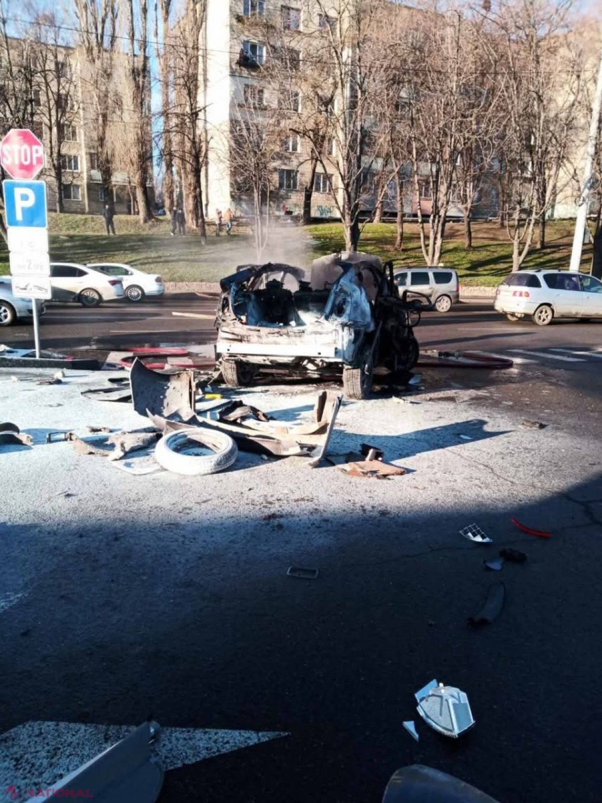FOTO // Ce s-a ales din automobilul care a explodat într-o benzinărie de pe str. Albișoara din Chișinău: Se alimentase cu gaz și s-a aprins din mers. Șoferul a avut nevoie de îngrijiri medicale