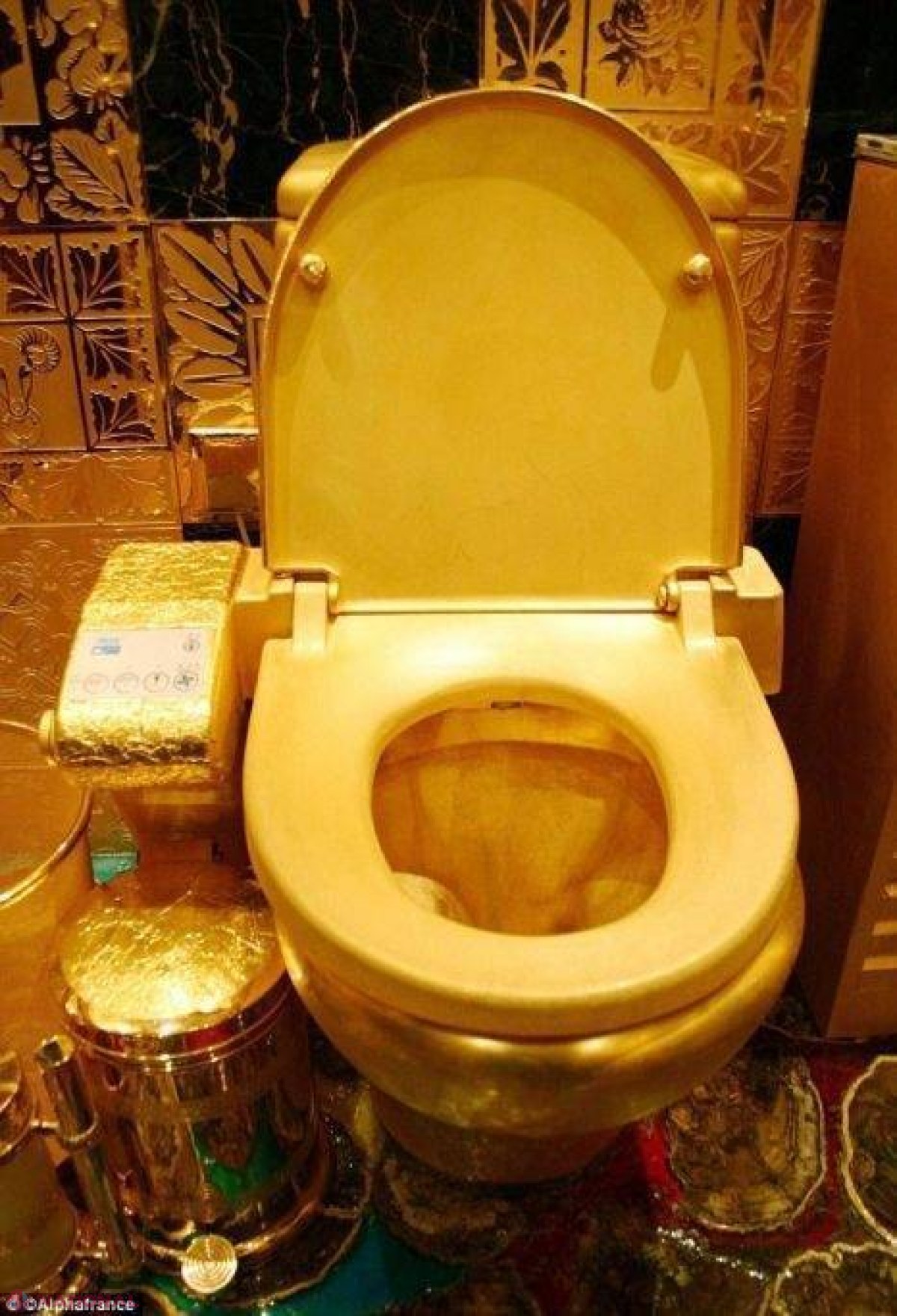 Kim Kardashian a “spart “ un milion de dolari pe WC-uri de aur