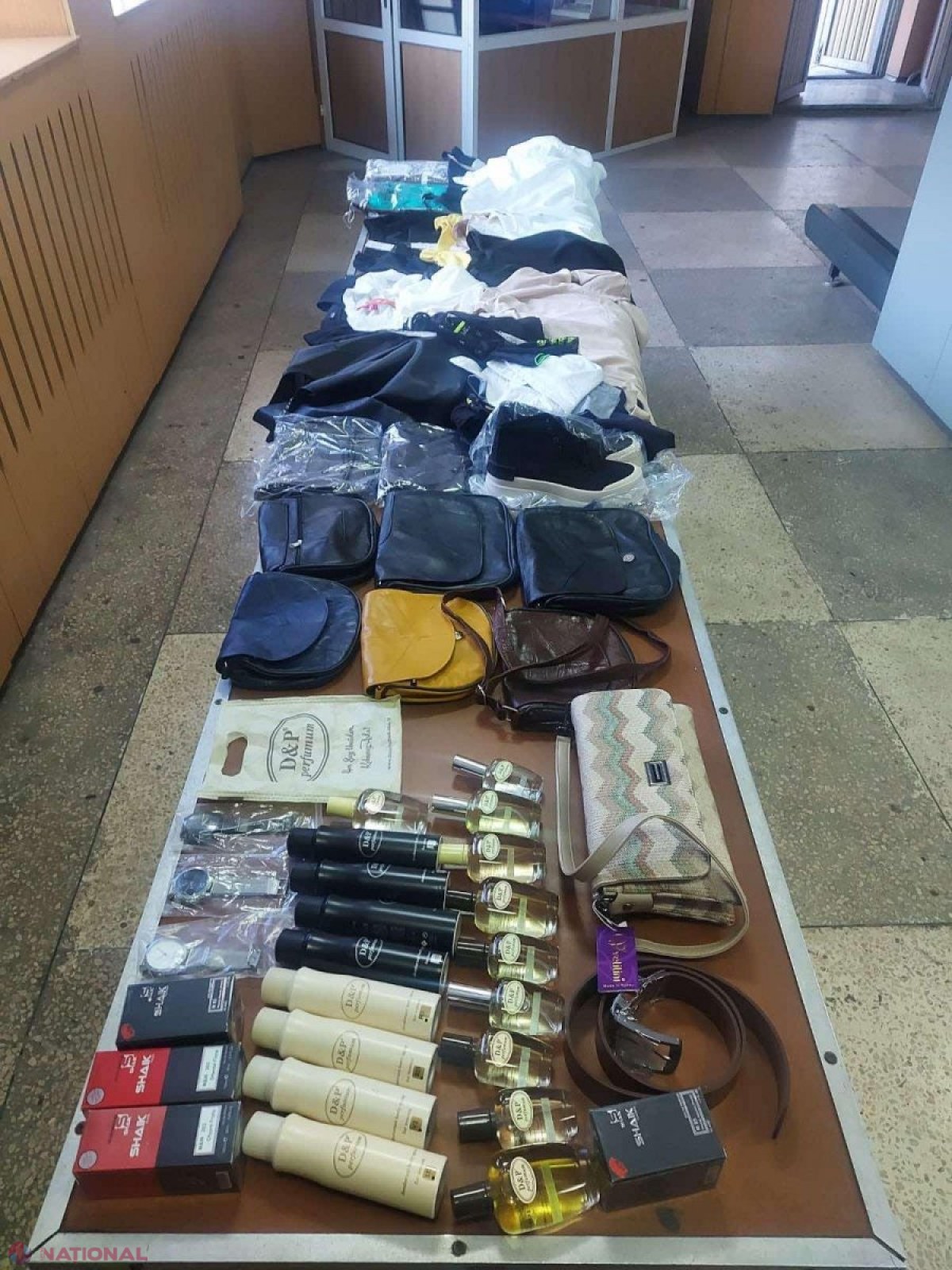 Opt tentative de CONTRABANDĂ, descoperite la frontieră timp de 24 de ore: Haine, încălțăminte, ceară de albine, genți ale unor brănduri de renume, parfumuri, instrumente, țăgări etc.