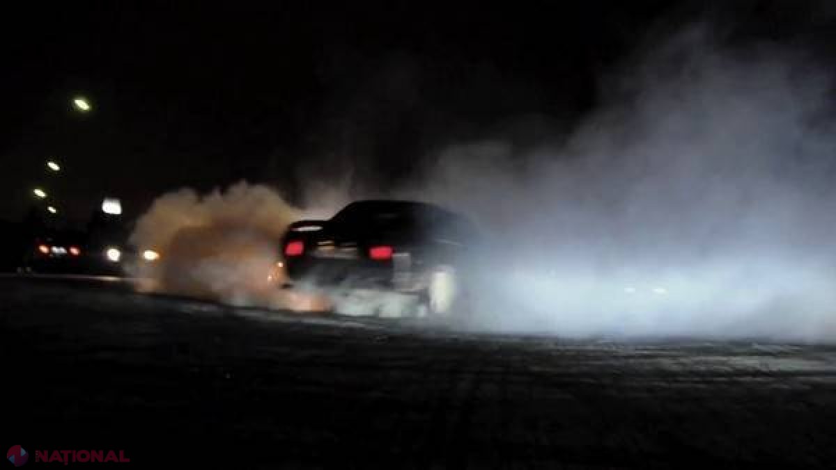 Automobil, CUPRINS DE FUM  în plină stradă 