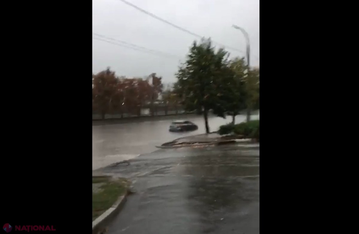 VIDEO // O porțiune a străzii Albișoara, proaspăt reparată, a devenit o mică Veneție: „120 milioane de lei spălate de prima ploaie. Dle Ceban, înțeleg că sunt alegeri și șefu dvs. vrea să câștige, dar nu faceți lucrări de mântuială din banii noștri”