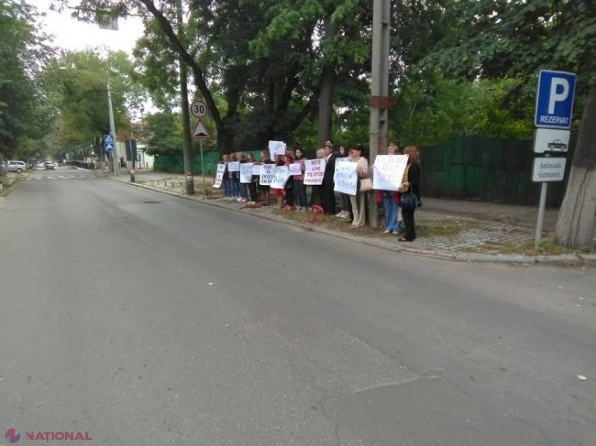 FOTO // Profesori, părinți, dar și elevi cer SPRIJINUL Statelor Unite ale Americii și Germaniei pentru ca rețeaua de licee „Orizont” să fie lăsată în pace, iar persoanele deportate în Turcia să fie eliberate