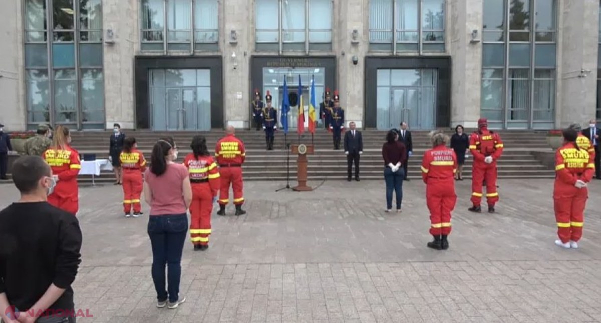 VIDEO // „MULȚUMIM”! Medicii și asistenții români, implicați în lupta cu COVID-19, aplaudați în fața Guvernului pentru că au salvat vieți în R. Moldova