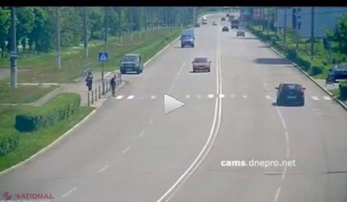 VIDEO // Femeie LOVITĂ în plin de o camionetă pe trecere