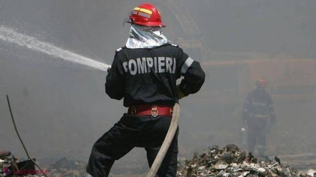 EXPLOZIE într-un bloc de locuinţe. Trei locatari, DUŞI de URGENŢĂ la spital 