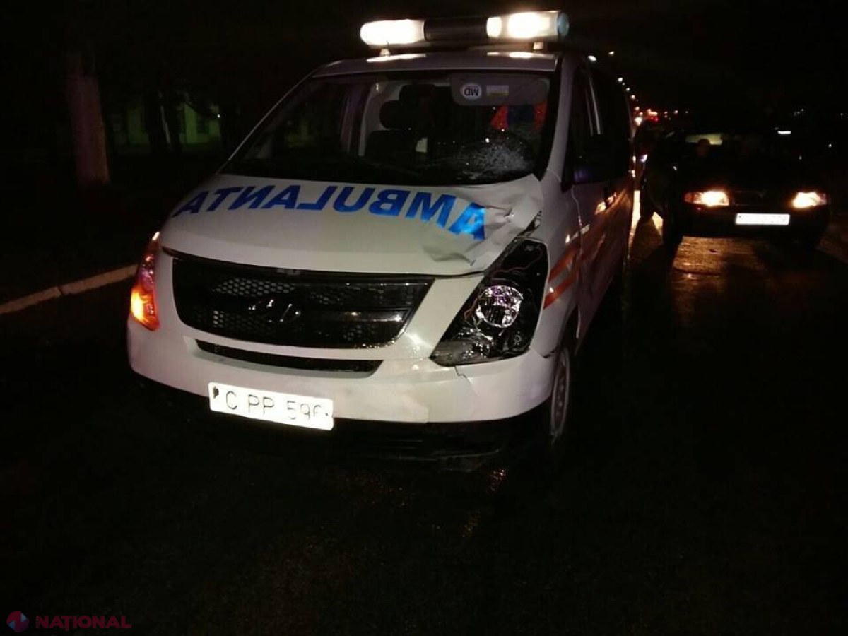 FOTO // „Salvarea” l-a omorât: Un bărbat, lovit MORTAL de o Ambulanță