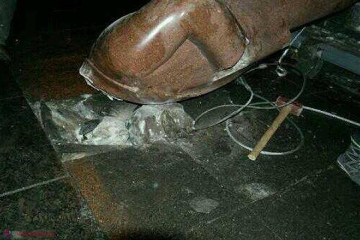 Monumentul lui Lenin, doborât la Kiev, este sfărâmat cu ciocanul