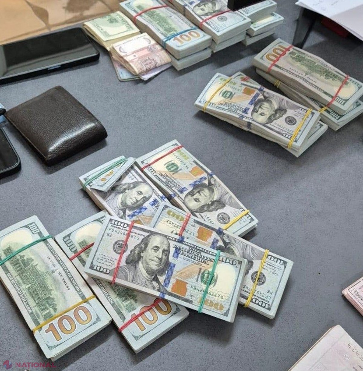 VIDEO // Trei tineri au fost prinși la VAMĂ cu buzunarele pline de DOLARI. Aceștia au încercat să introducă fraudulos în R. Moldova peste 180 000 de dolari