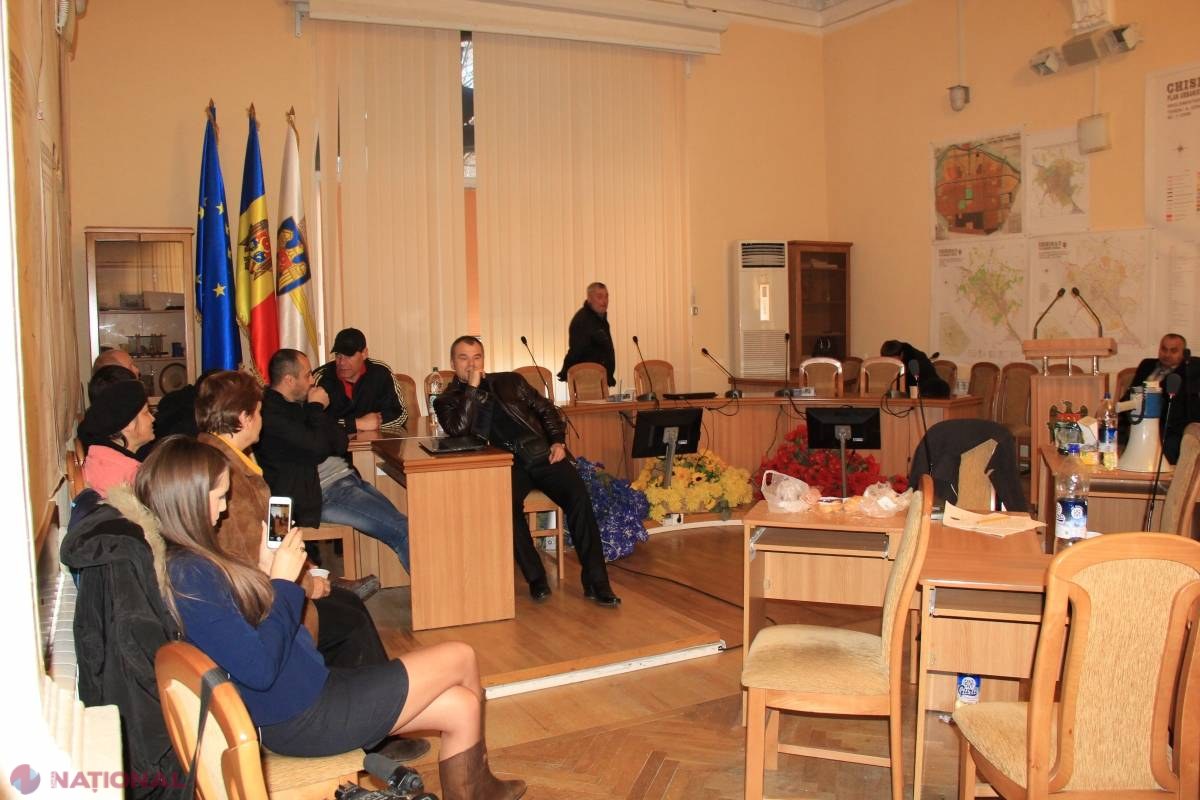 DOVEZI // Veteranii protestatari de la Primărie dețin mai multe bunuri imobile