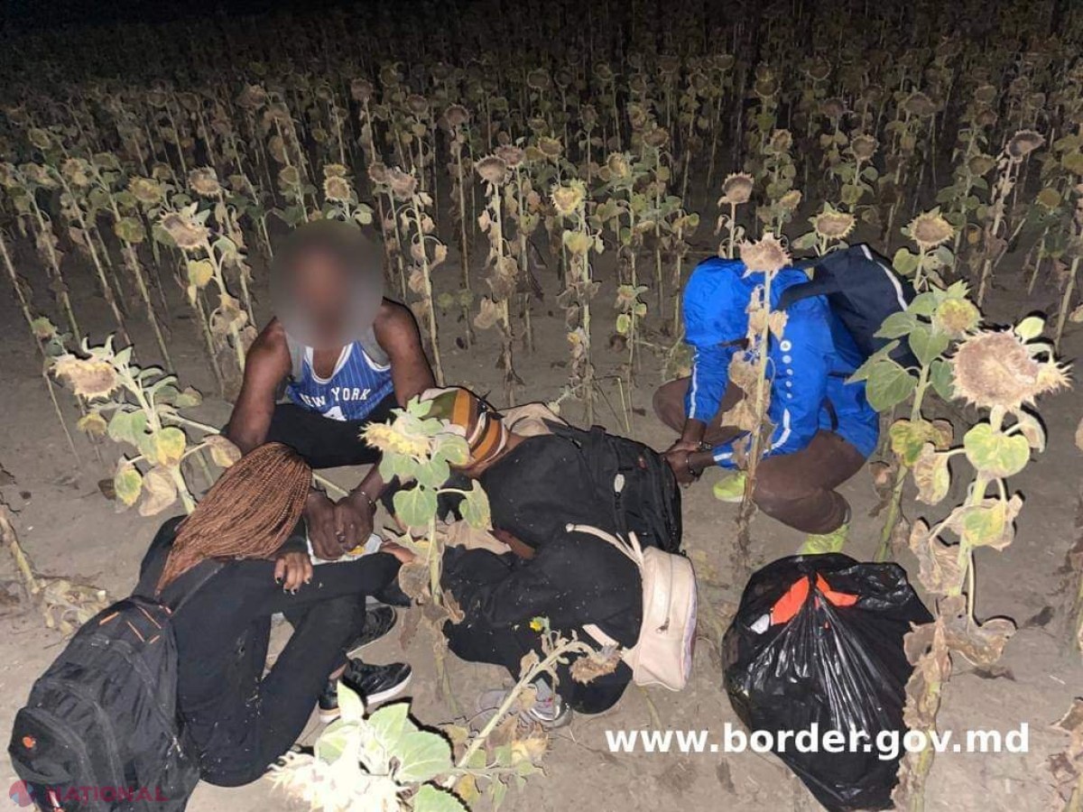 S-au „înarmat” cu veste gonflabile și s-au pornit să treacă înot Prutul pentru a ajunge în România: Cinci străini, inclusiv un copil de 9 ani, reținuți de polițiștii de frontieră 