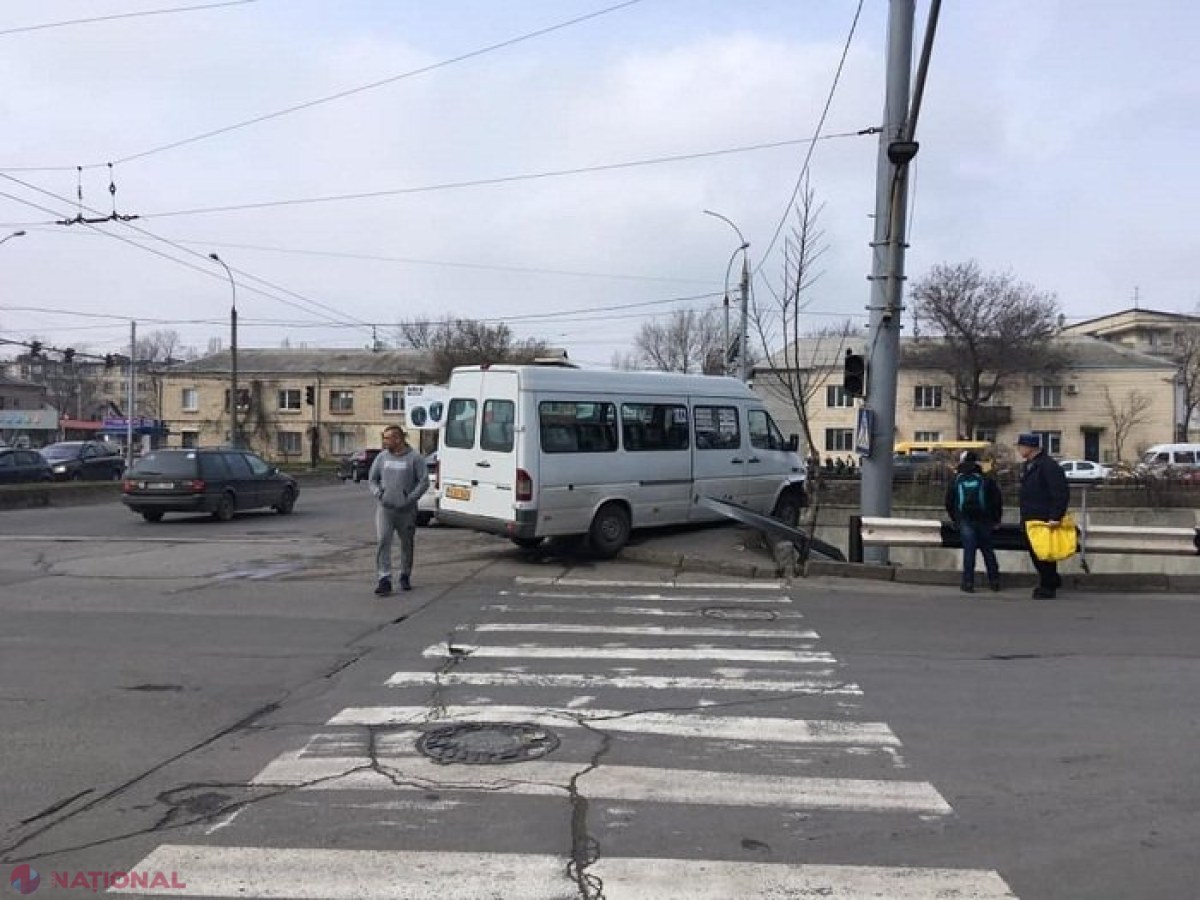 FOTO // Un microbuz de rută, la un pas să CADĂ de pe podul de la Telecentru