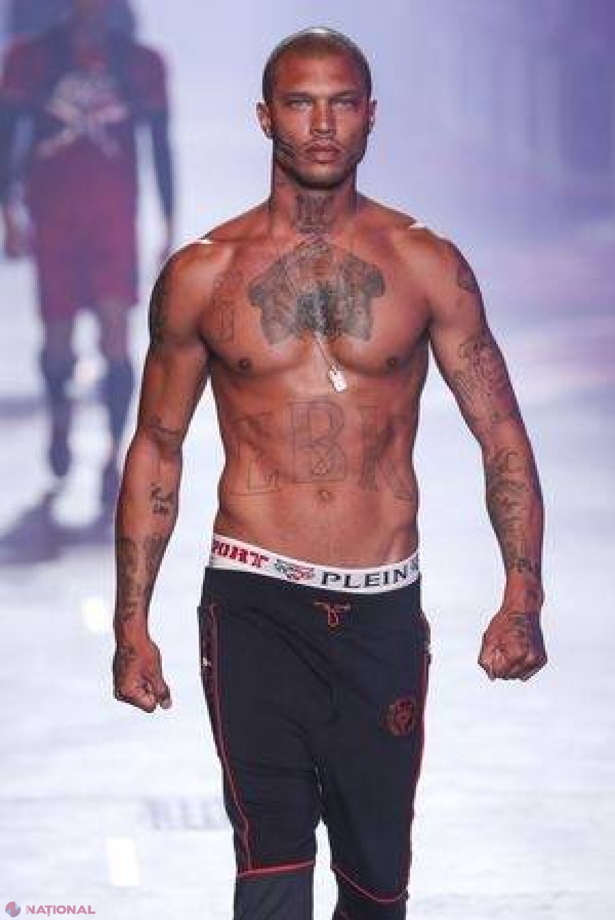 FOTO // „Cel mai sexy infractor din lume”, la bustul gol în noua colecţie Philip Plein