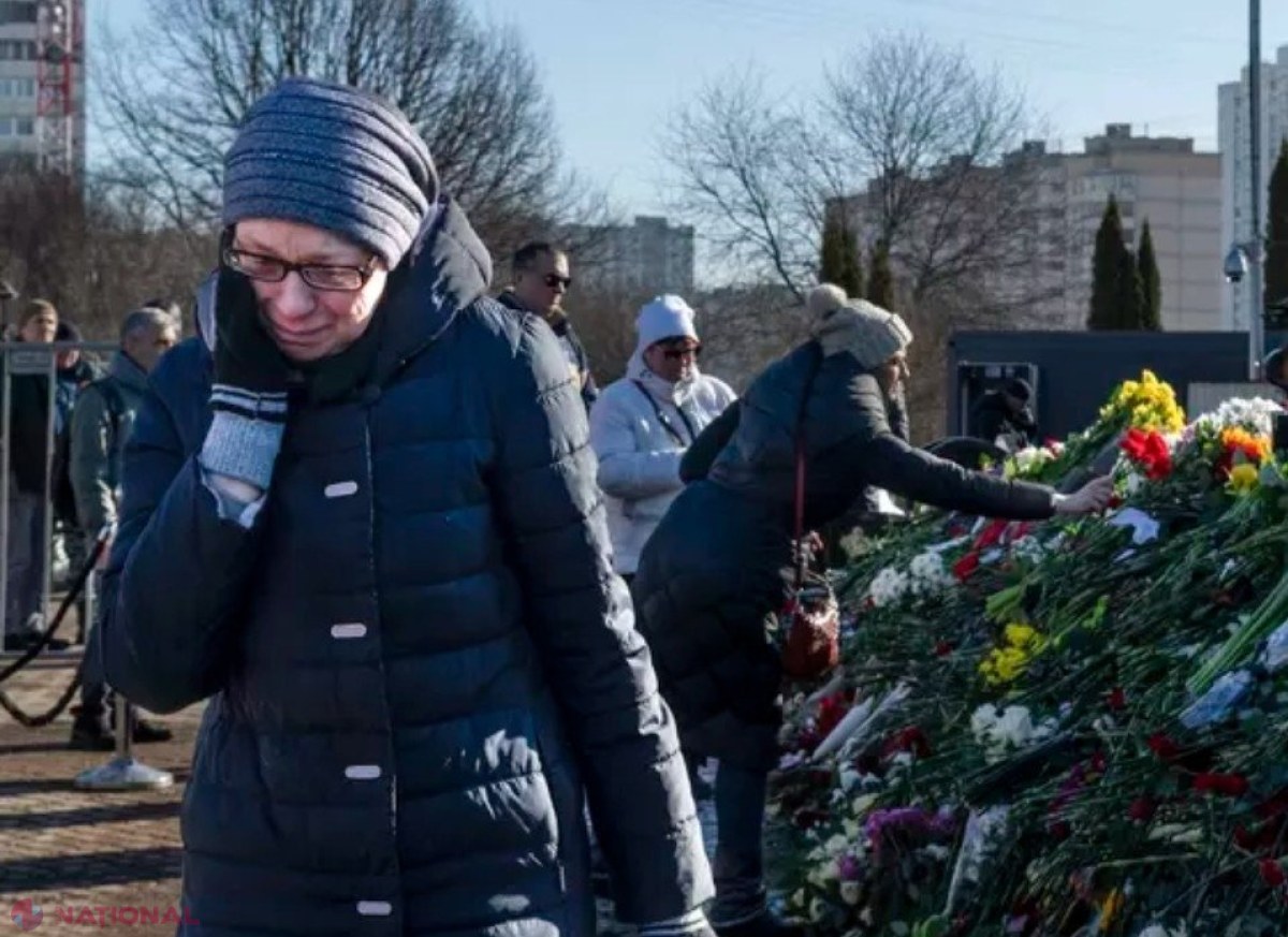 „Abia se mai vede crucea de atâtea flori”. Rușii continuă să vină la mormântul lui Aleksei Navalnîi pentru a treia zi consecutiv 