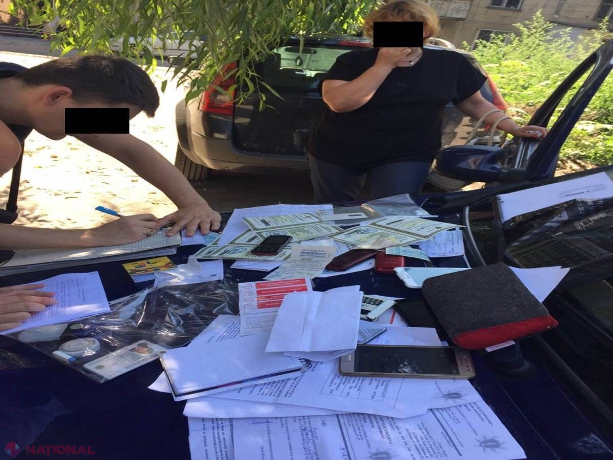 Falsificau ACTE pentru a ajuta oamenii să obțină credite de la bănci, apoi le solicitau 10% din bani: Cine sunt infractorii 