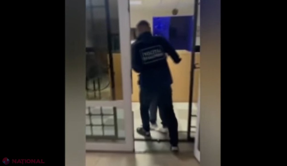 VIDEO // Au fost PRINȘI tinerii care furau plăcuțe cu numere de înmatriculare străine. Aceștia cereau între 1 500 – 2 000 de lei pentru RĂSCUMPĂRAREA obiectelor furate