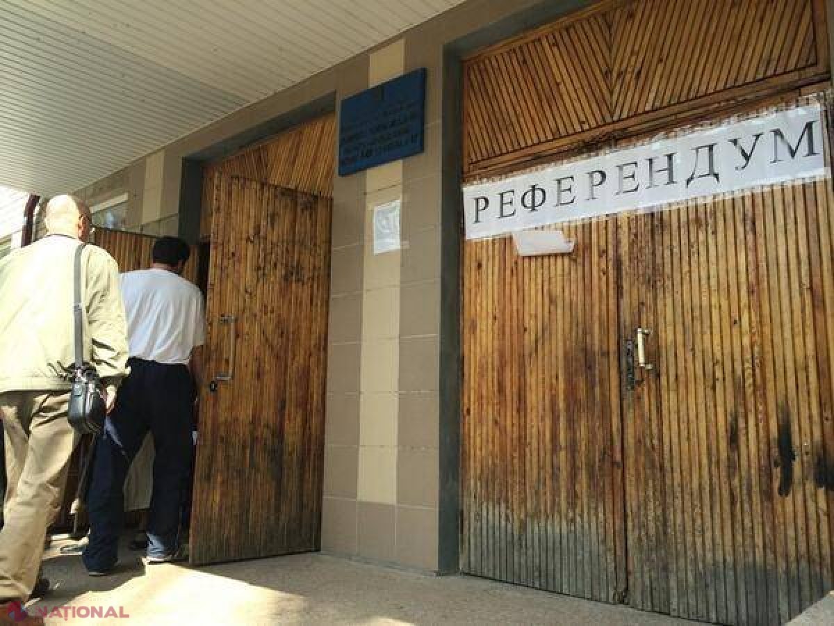 FOTO Ucraina // La vot cu automate în mână și urne ținute de separatiști pe brațe 