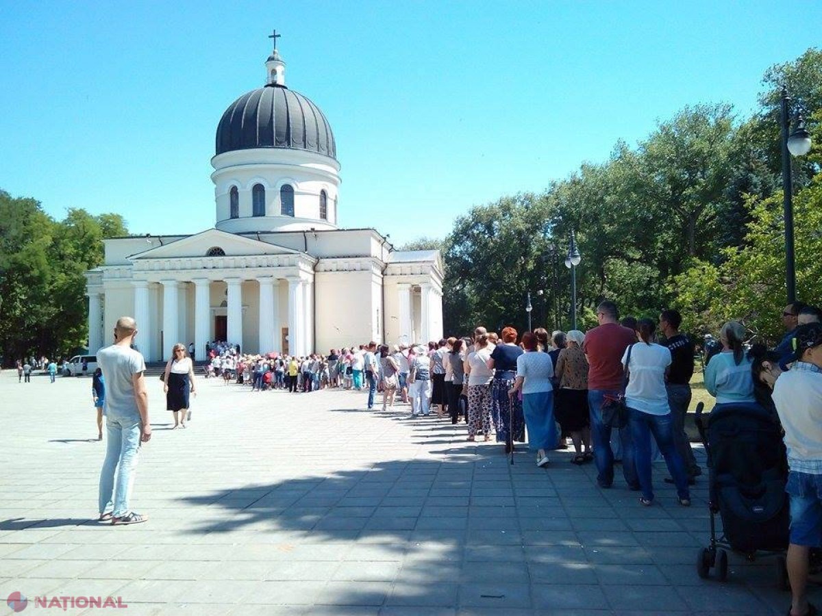 FOTO // În RÂND la Catedrală. Sute de enoriași stau la coadă cu flori în mâini