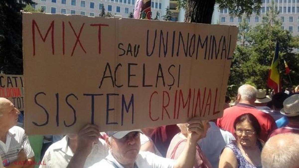 PROTESTUL opoziției din fața Parlamentului împotriva modificării sistemului electoral 