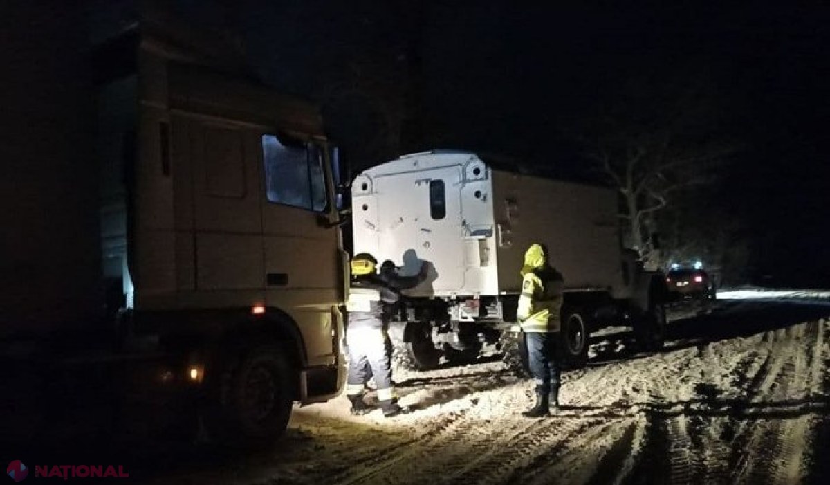 VIDEO // Iarna-i grea, omătu-i mare: Zeci de mașini, inclusiv AMBULANȚE, blocate în zăpadă. A fost nevoie de intervenția salvatorilor