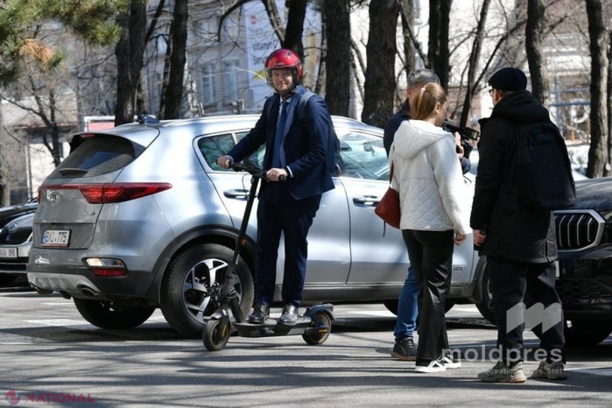 FOTO // Ministrul Finanțelor, cu trotineta la SERVICIU. Andrian Gavriliță a renunțat la mașina de serviciu pentru a economisi bani și timp în ambuteiajele din Chișinău