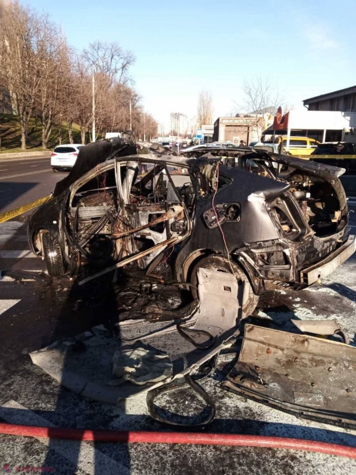 FOTO // Ce s-a ales din automobilul care a explodat într-o benzinărie de pe str. Albișoara din Chișinău: Se alimentase cu gaz și s-a aprins din mers. Șoferul a avut nevoie de îngrijiri medicale