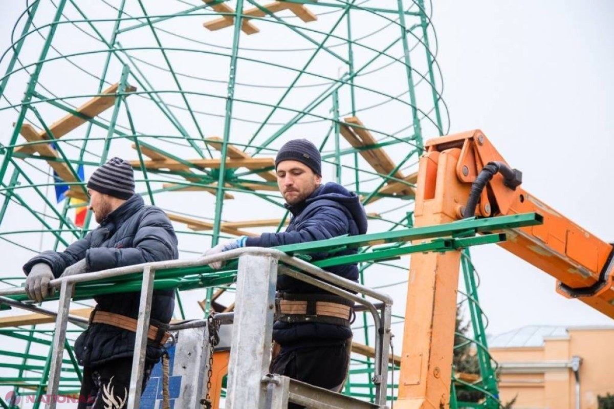 FOTO // Startul sărbătorilor de iarnă la Orhei va fi dat pe 10 decembrie. Autoritățile au început deja instalarea pomului de Crăciun
