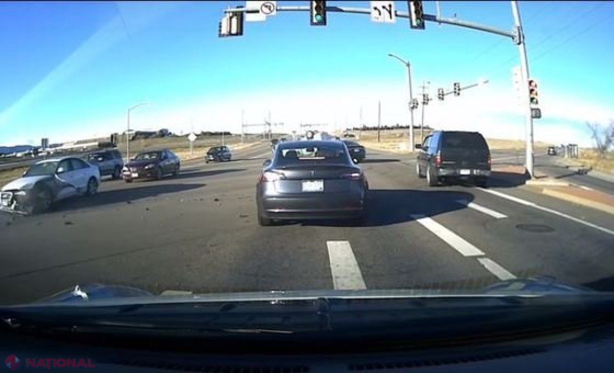 VIDEO // Un bărbat îşi conducea automobilul Tesla Model 3. La un moment dat, maşina-robot a făcut ceva INCREDIBIL. Incidentul TERIFIANT a fost surprins de camera de bord a automobilului din spate