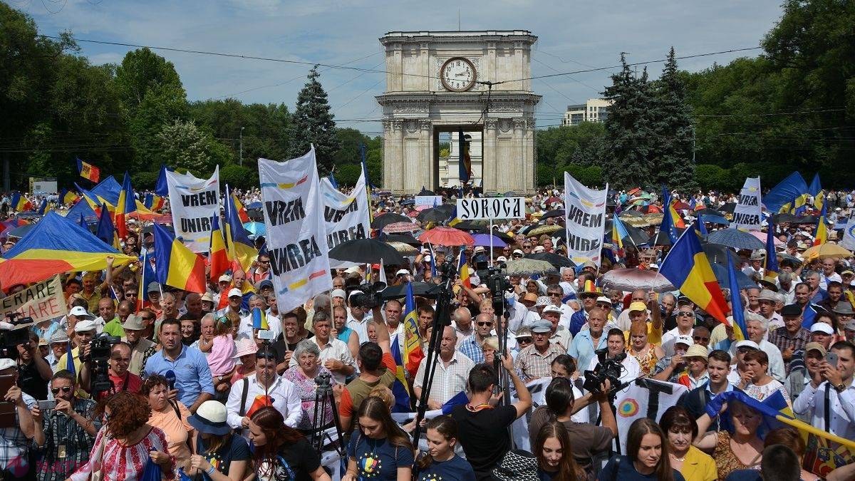 Unioniștii și-au instalat cu mare greu corturi în centrul capitalei: „Nu e un protest tocmai democratic”