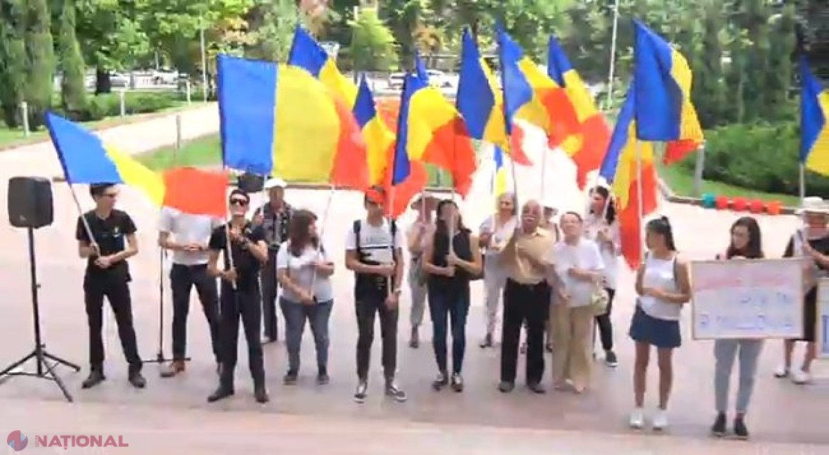 VIDEO // Protest în fața Parlamentului: Se cere anularea interdicției de intrare în R. Moldova pe numele lui George Simion
