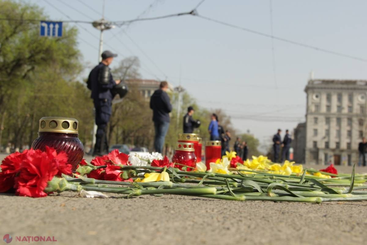 REPORTAJ FOTO // 7 aprilie: Flori și lumânări în Piața Marii Adunări Naționale