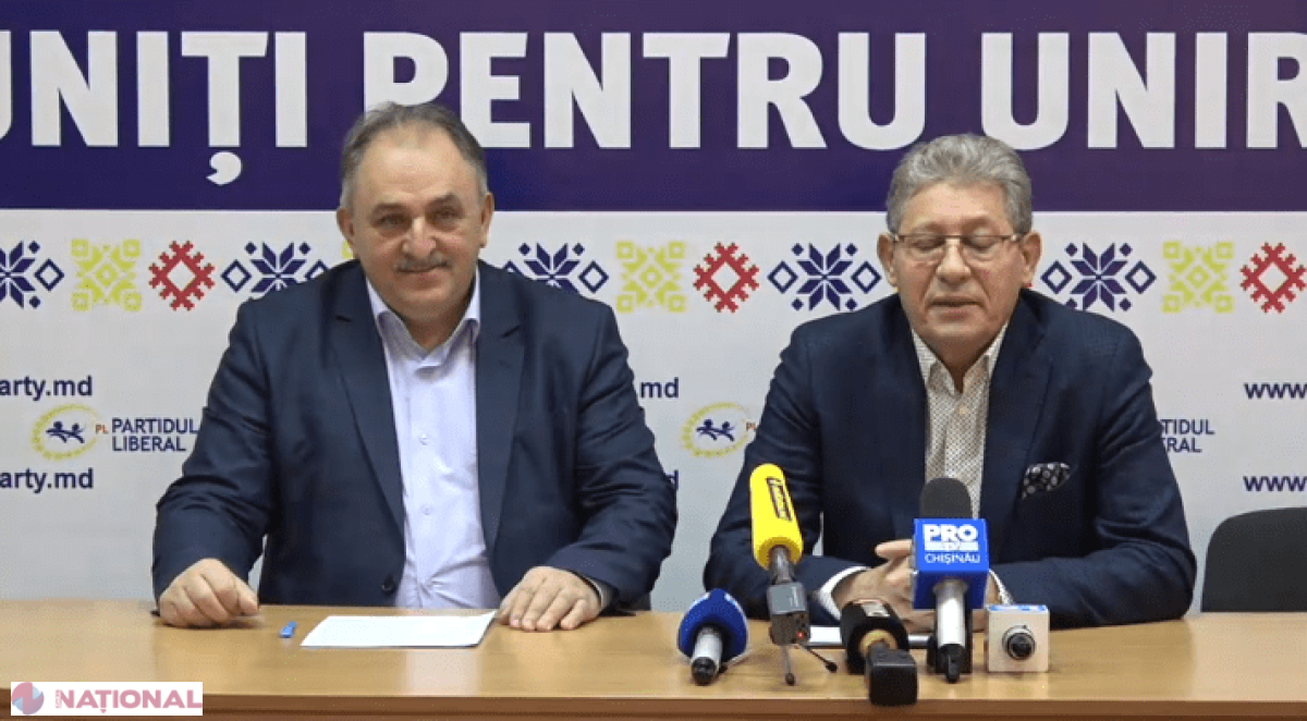 FOTO // Ghimpu a împărțit sticle cu VIN jurnaliștilor și i-a îndemnat pe deputații PD să voteze pentru ieșirea R. Moldova din CSI