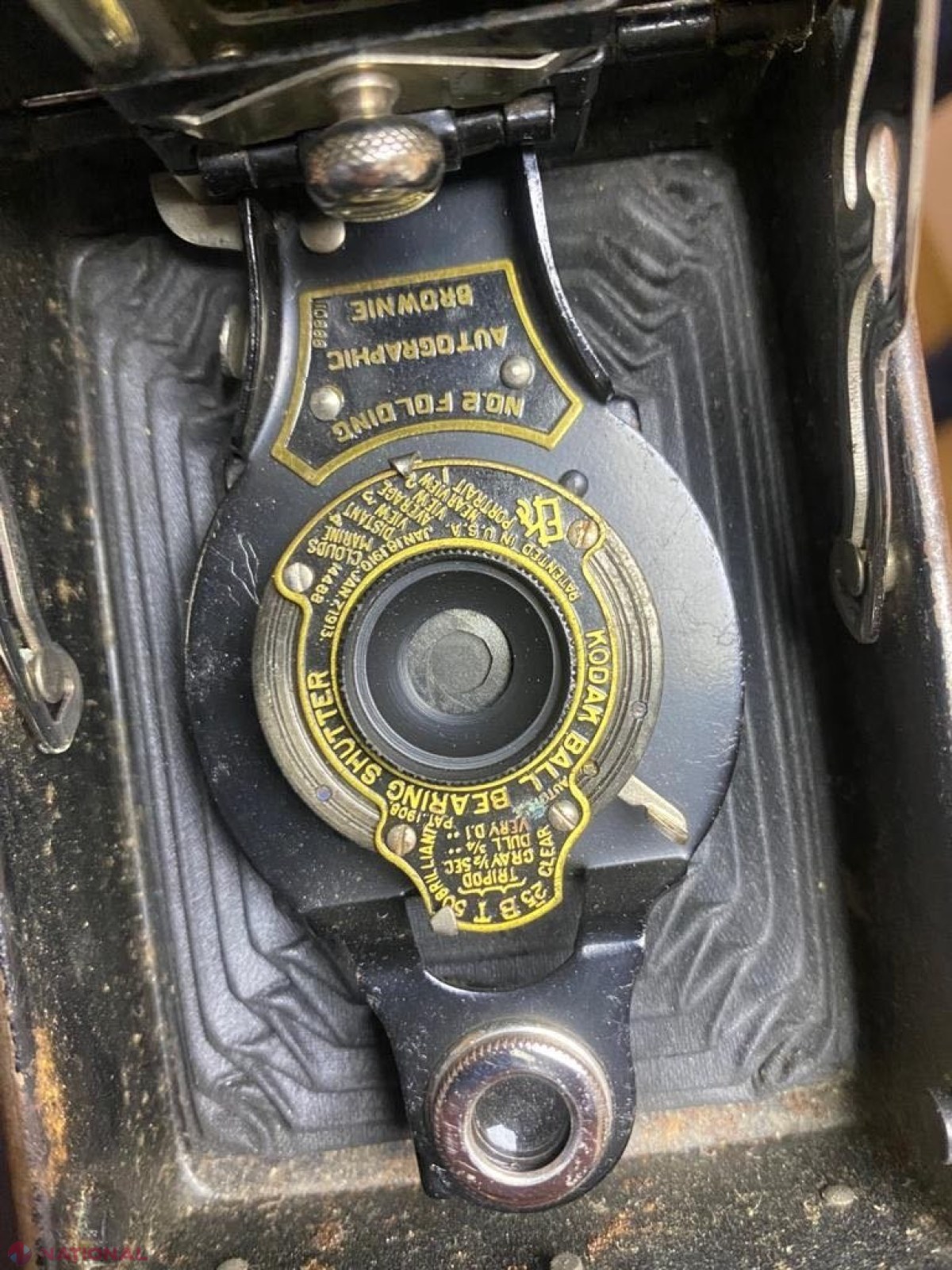 VIDEO // Tentativă de introduce în R. Moldova monede de colecție și aparate foto cu valoare istorică și culturală, contracarată de vameșii de la Leușeni: Microbuzul venea din Marea Britanie