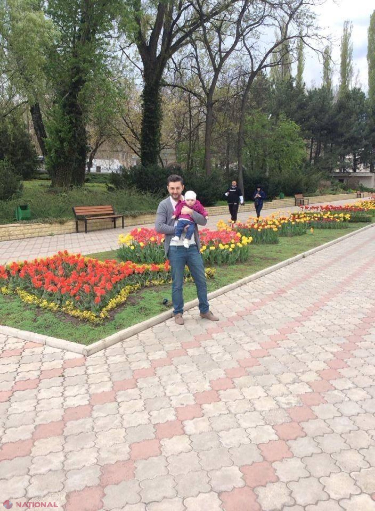 FOTO // De Paști, Adrian Ursu a ieșit cu fetița și soția la plimbare! O învață pe Andreea-Maria să meargă
