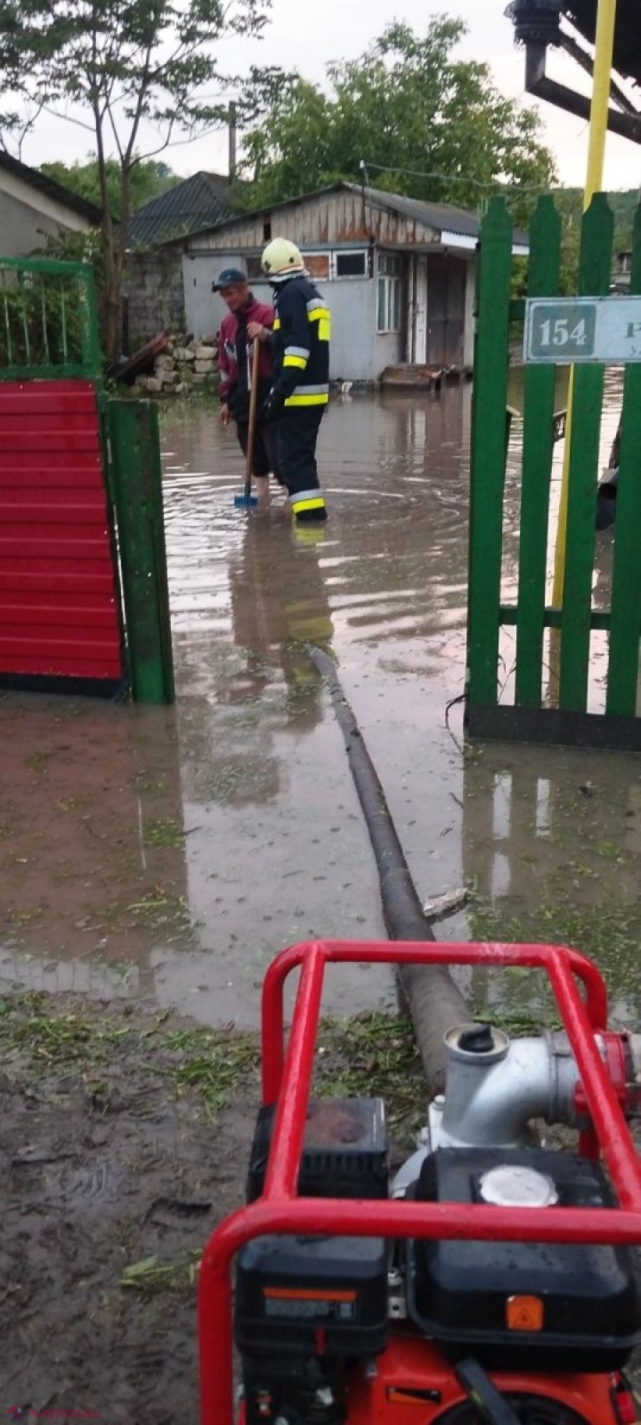 Ploile din ultimele zile au inundat gospodării, blocuri de locuit, beciuri, garaje, o policlinică, a înnămolit drumuri și a doborât copaci: Localitățile afectate