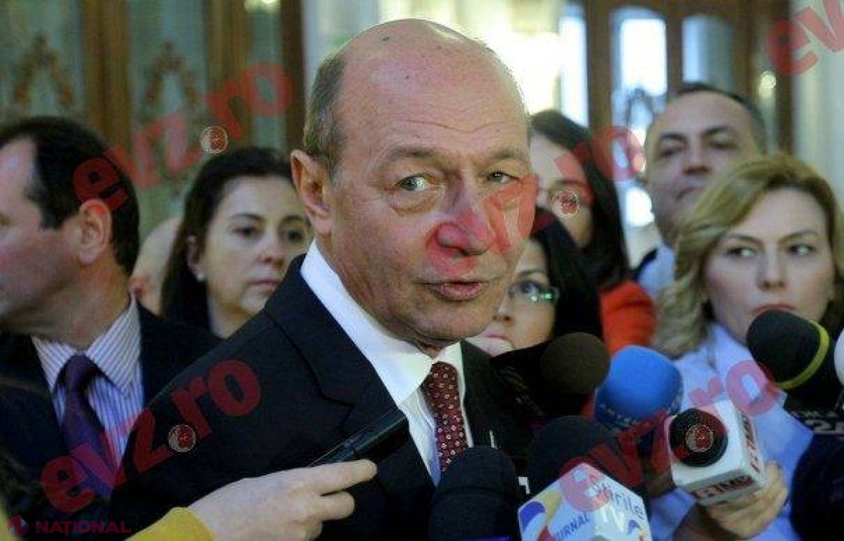 FOTO // Cum a petrecut TRAIAN BĂSESCU sărbătoarea Crăciunului. Imaginea a primit MII DE APRECIERI în doar câteva minute 