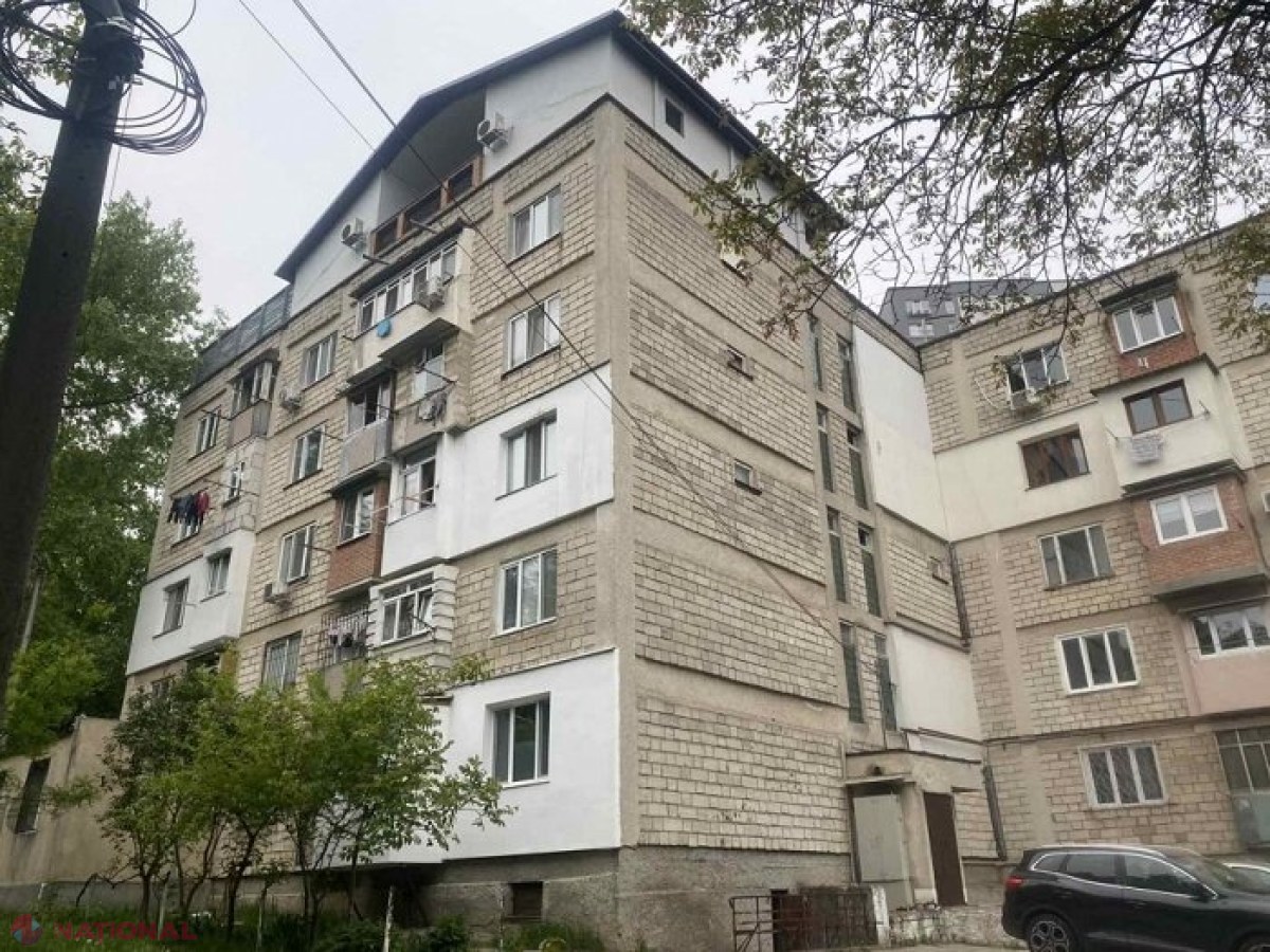 FOTO // Casă cu două nivele, construită pe blocul cu cinci etaje din Chișinău: Autoritățile NU pot dispune demolarea construcției, pentru că au expirat termenele de prescripție